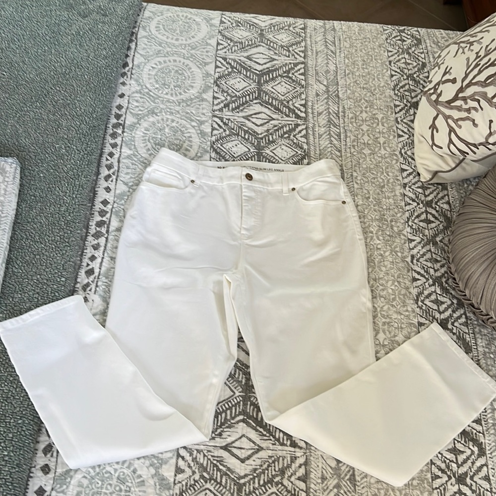 White Chico’s So Slimming Girlfriend Slim Leg Ankle Jeans Size 1.5R New W/O tags